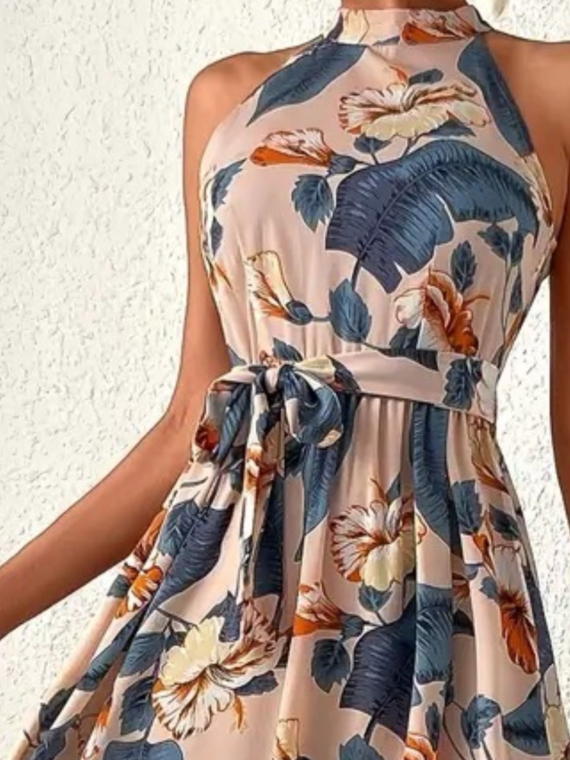 Robe fleurie sans manches nouée