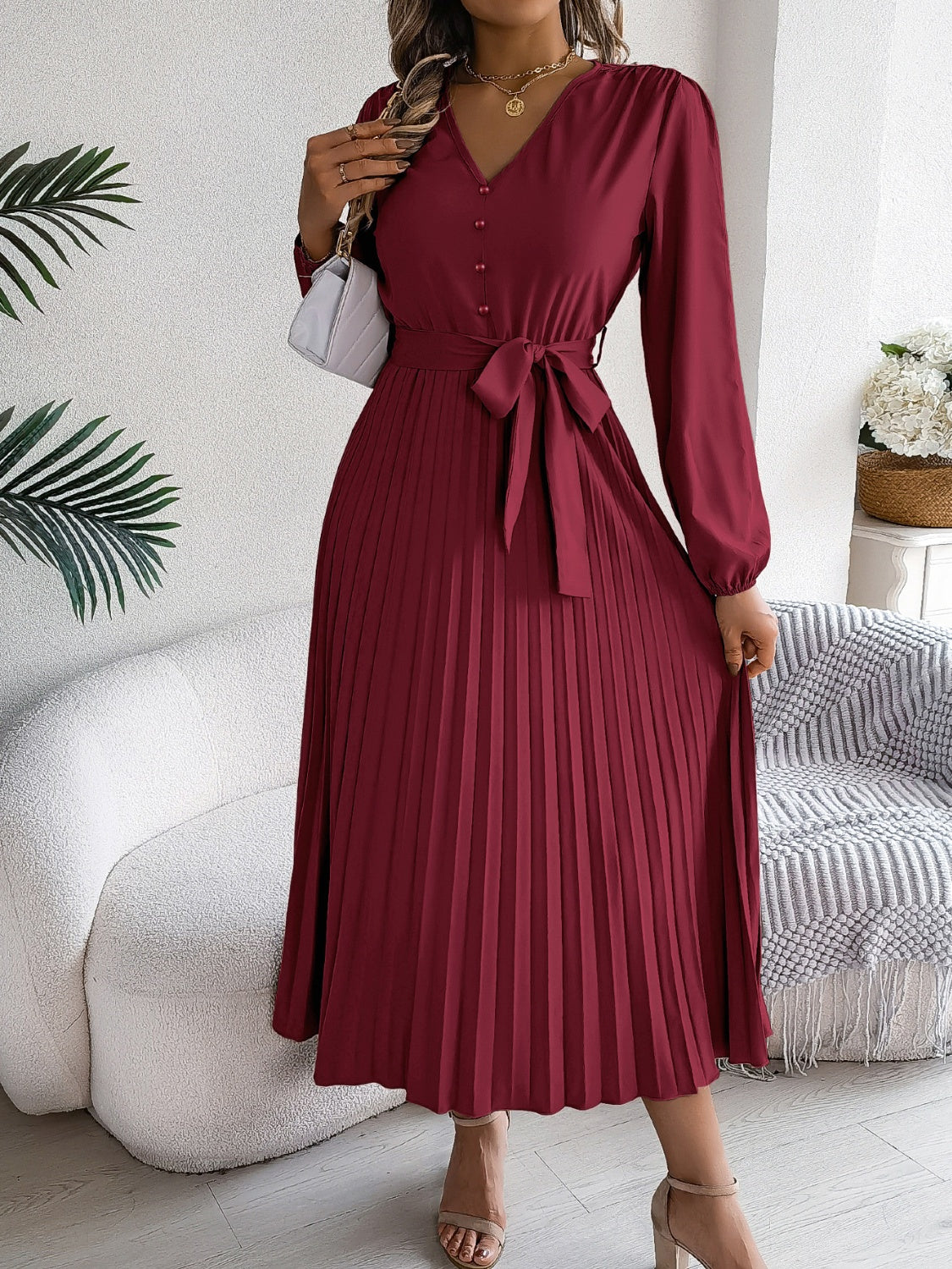 Robe plissée à manches longues et col en V