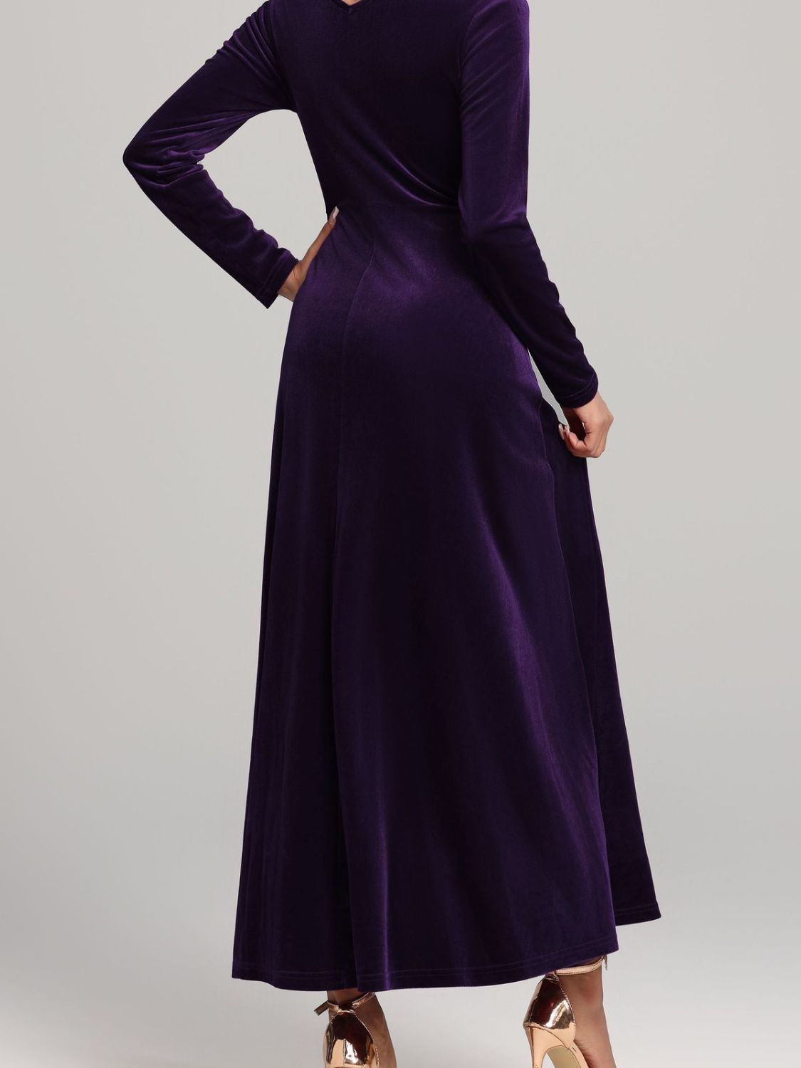 Robe en velours à manches longues et col carré