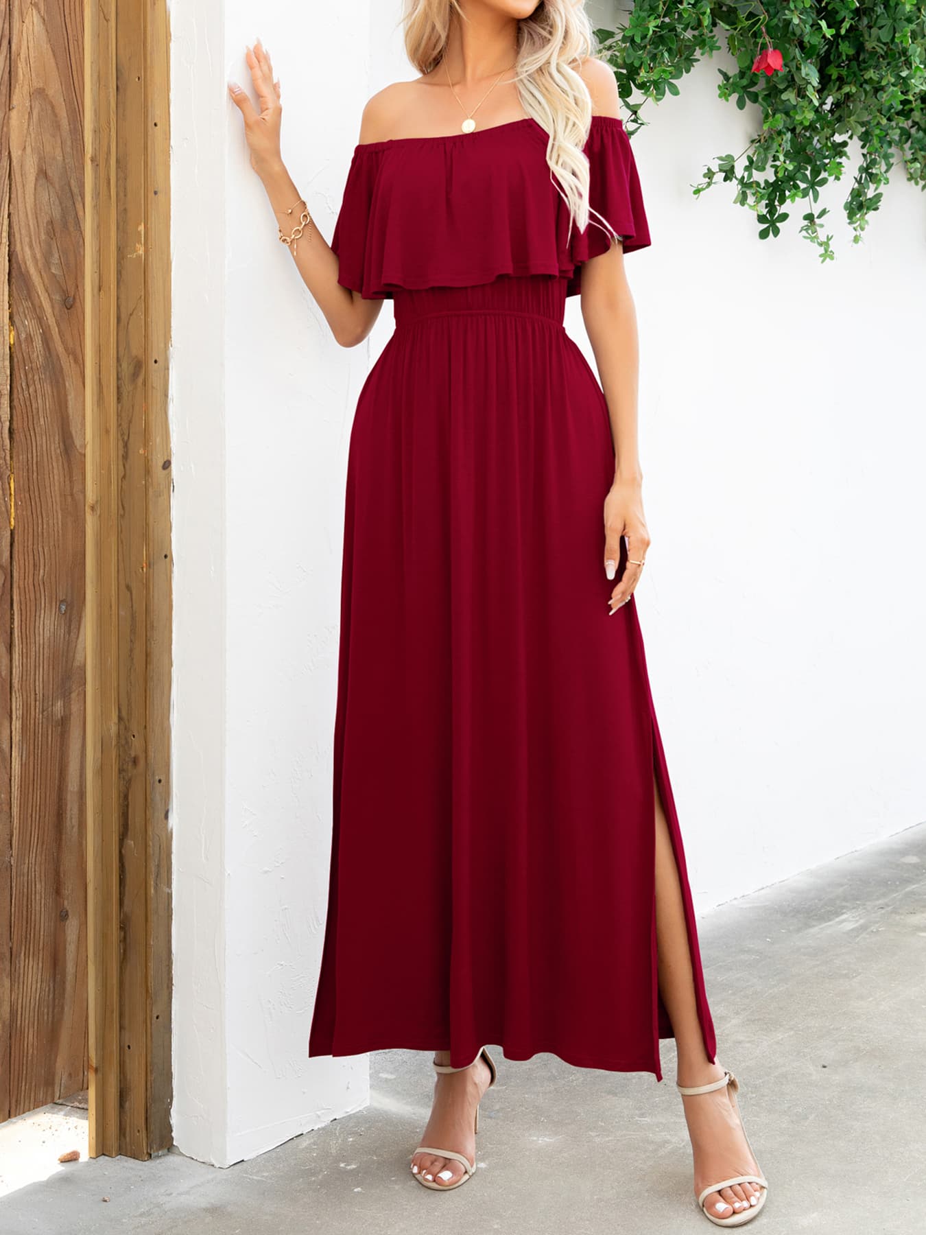 Schulterfreies Maxikleid mit Schlitz