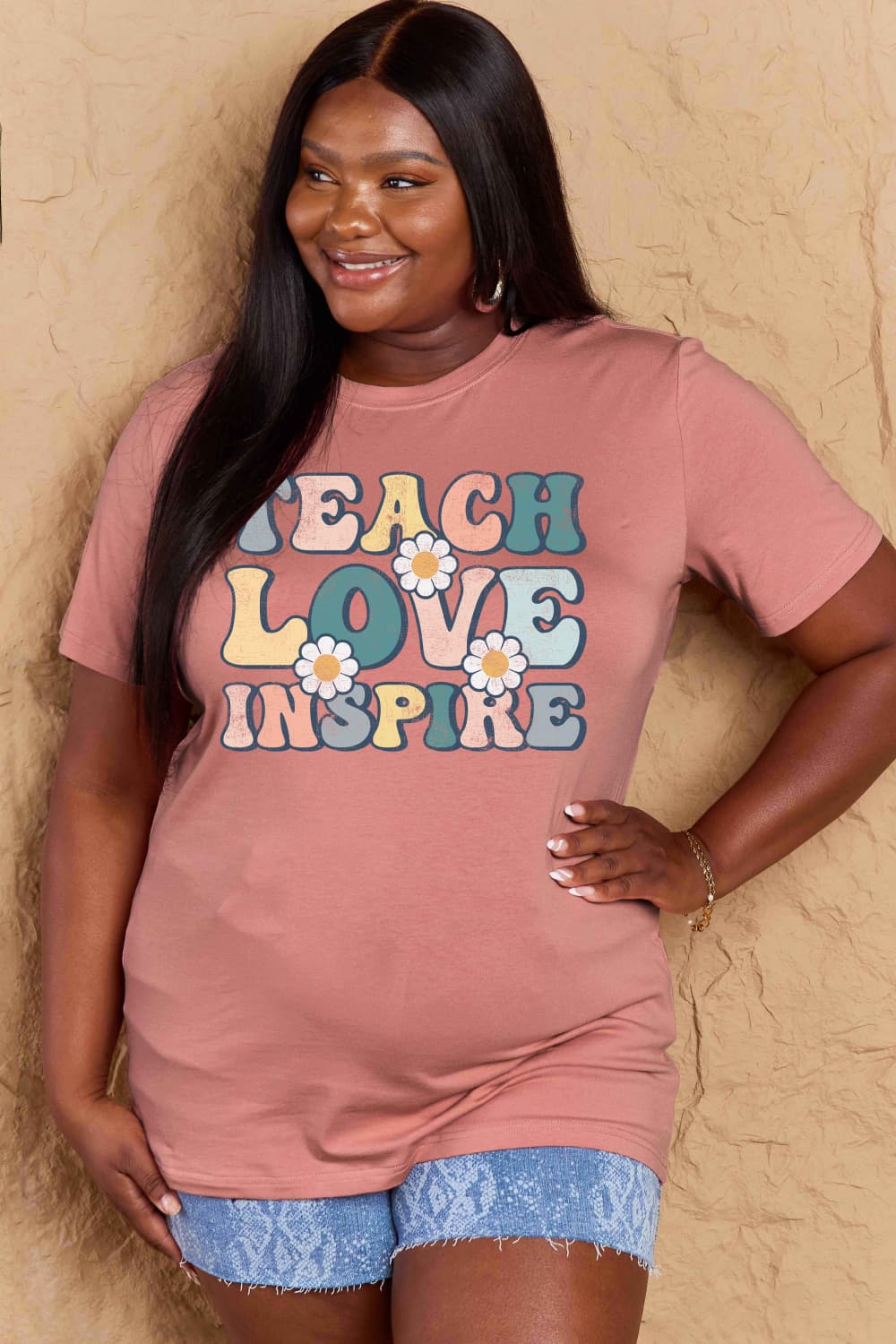 T-shirt graphique en coton Simply Love TEACH LOVE INSPIRE en taille réelle