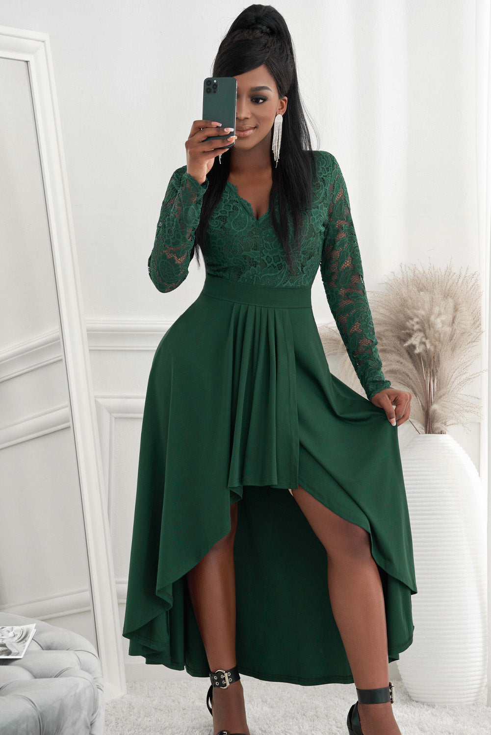 Robe en dentelle à col en V et décolleté haut-bas