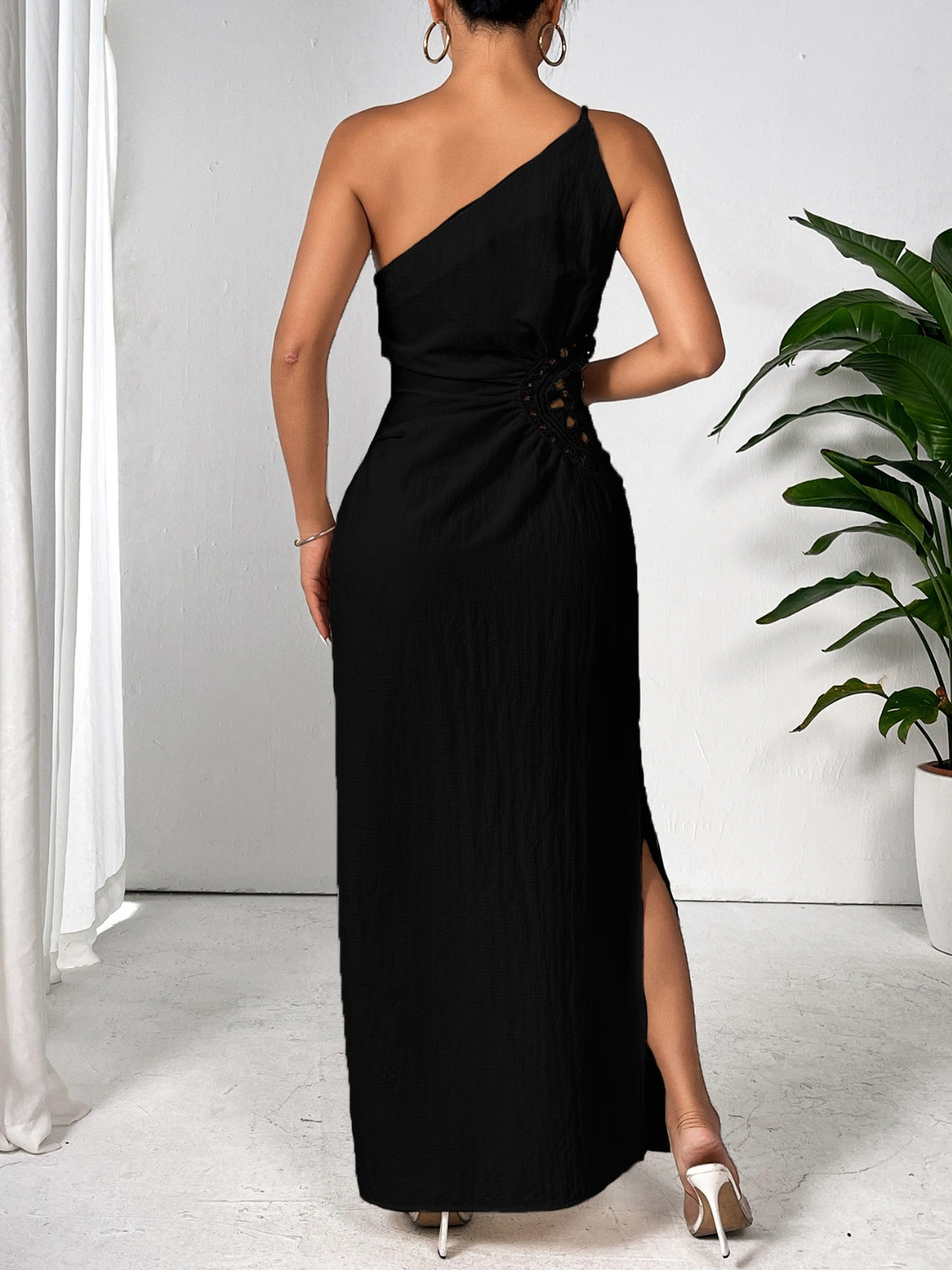 Honigfarbenes, geschlitztes, ärmelloses Maxikleid mit One-Shoulder-Träger