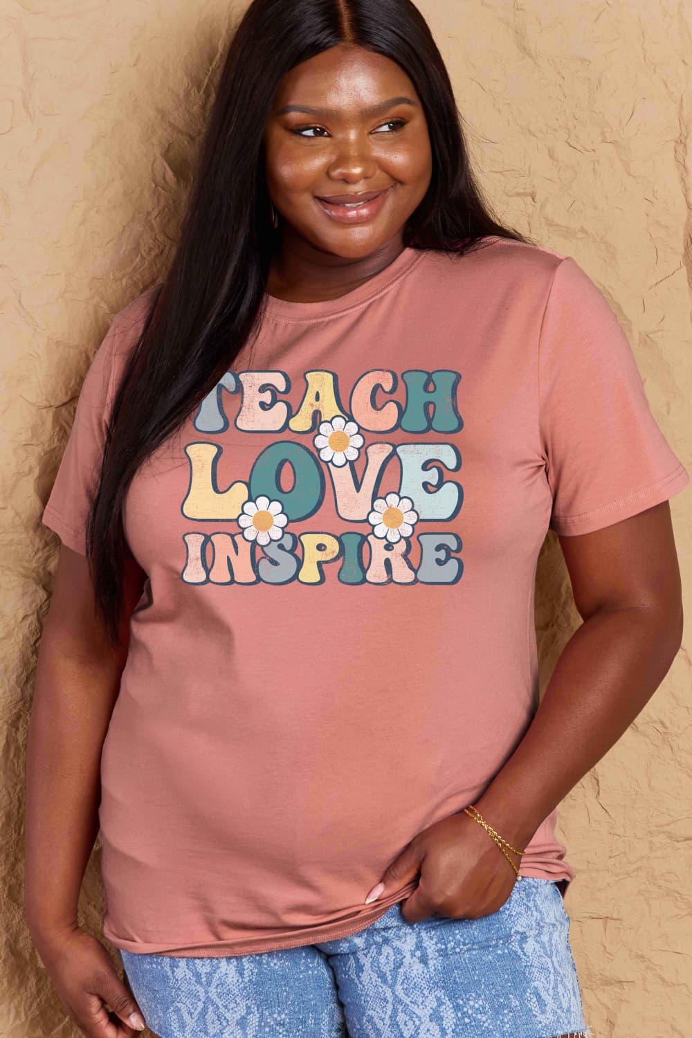 T-shirt graphique en coton Simply Love TEACH LOVE INSPIRE en taille réelle