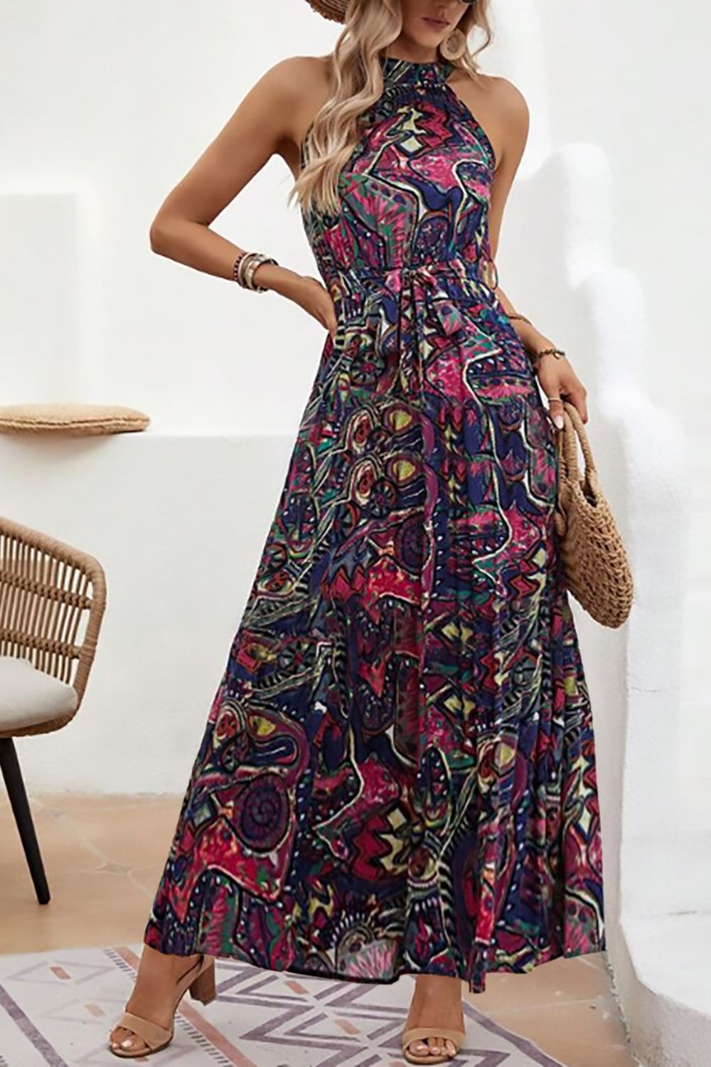 Robe fleurie sans manches nouée