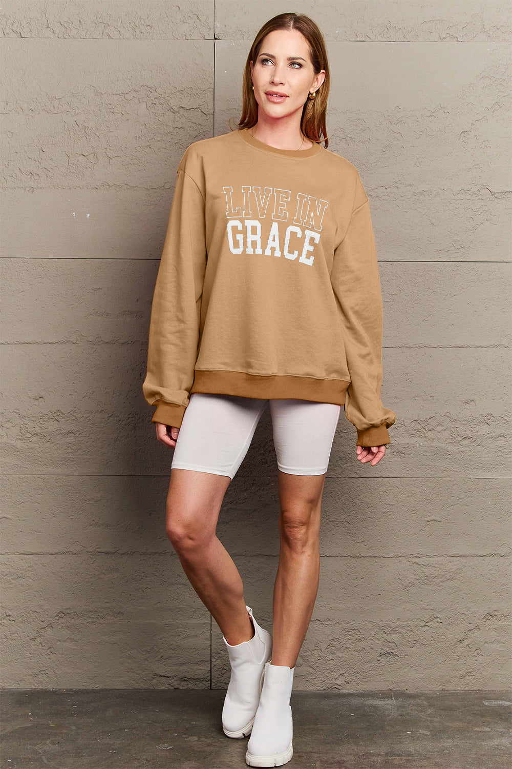 Sweat-shirt graphique LIVE IN GRACE en taille réelle Simply Love