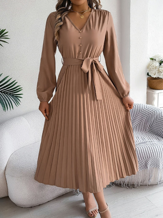 Robe plissée à manches longues et col en V