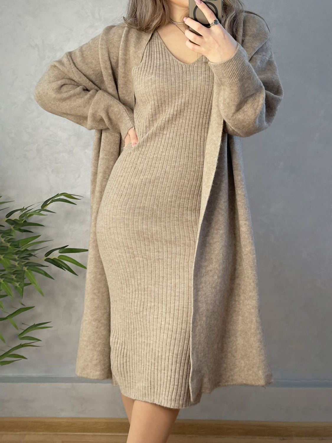 Ensemble robe camisole à col en V et cardigan ouvert sur le devant