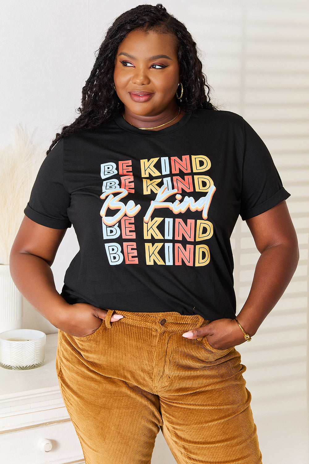 Simply Love BE KIND T-Shirt mit Rundhalsausschnitt und Grafik