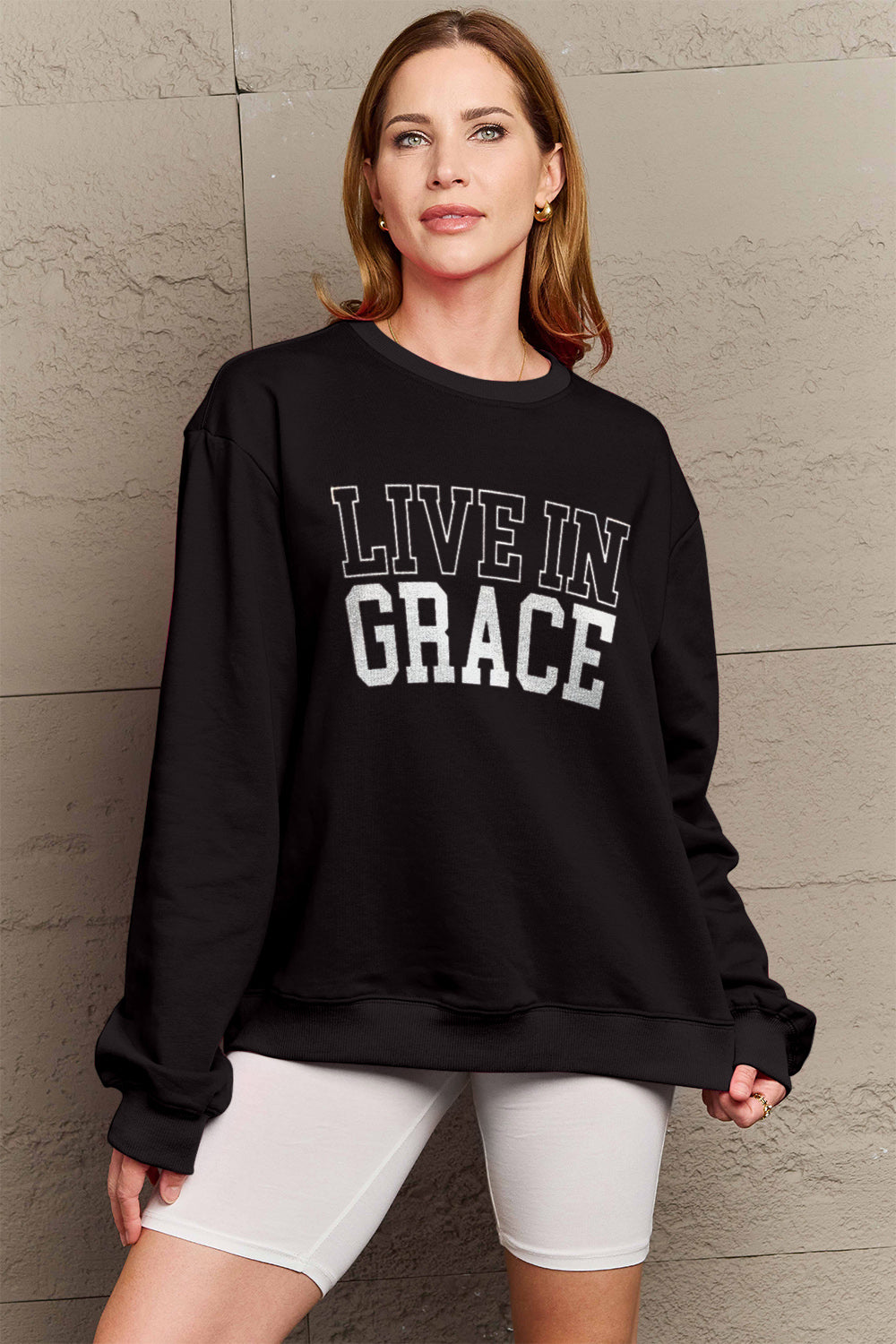 Sweat-shirt graphique LIVE IN GRACE en taille réelle Simply Love