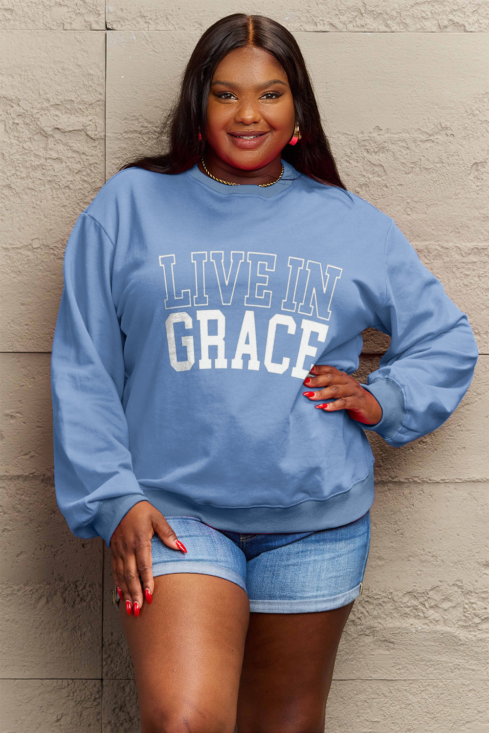 Sweat-shirt graphique LIVE IN GRACE en taille réelle Simply Love