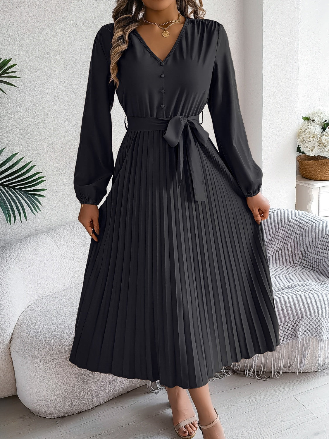 Robe plissée à manches longues et col en V