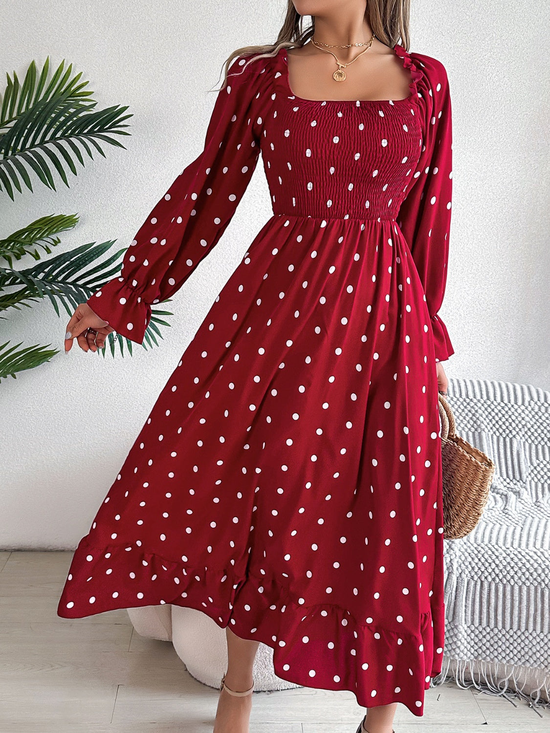 Robe mi-longue à pois et manches volantées