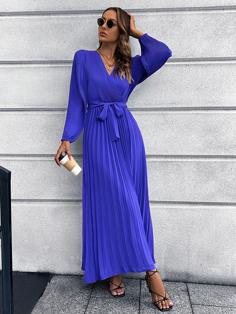 Robe longue plissée à col en V et taille nouée