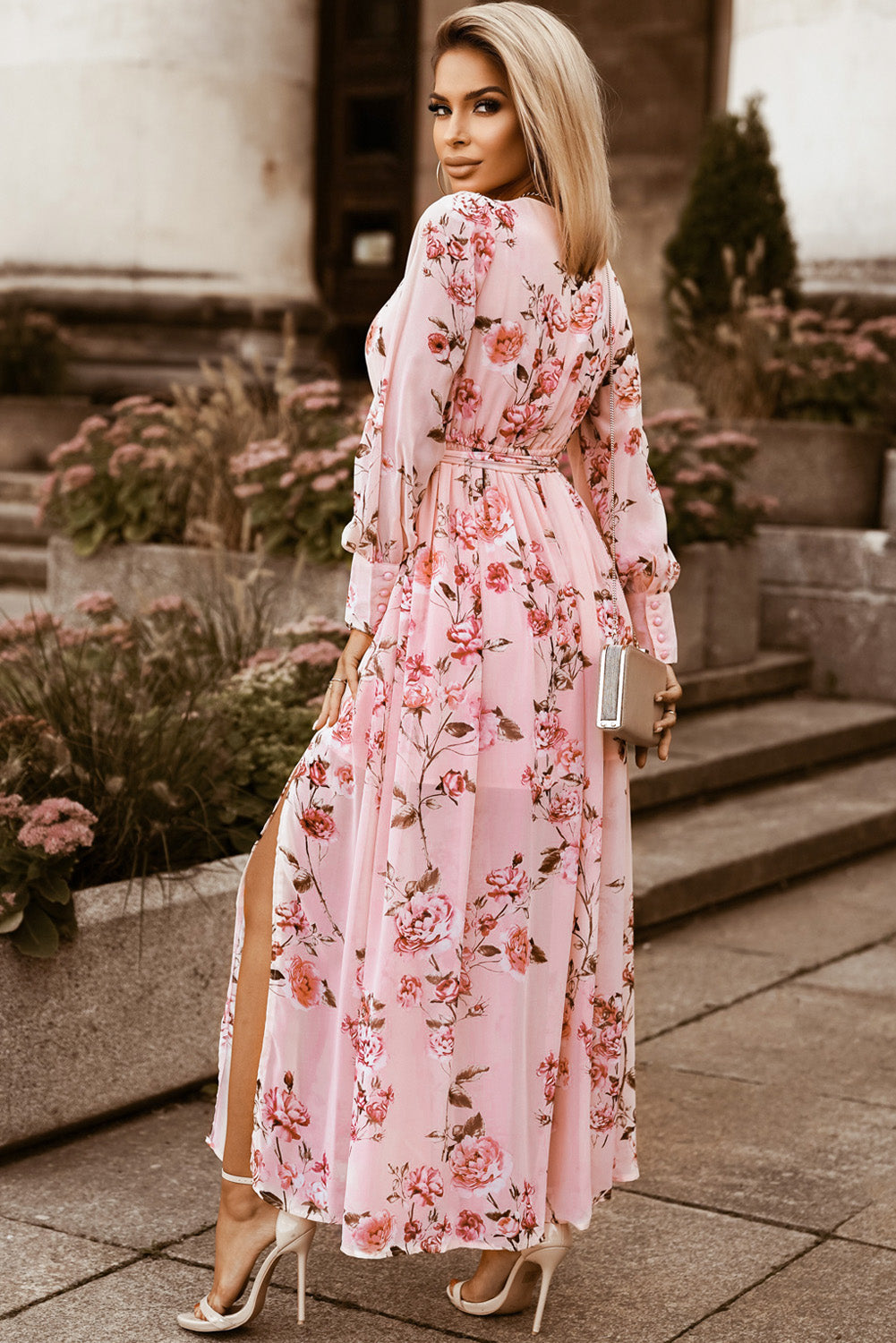 Robe longue fendue à manches bouffantes et ceinture à nouer fleurie