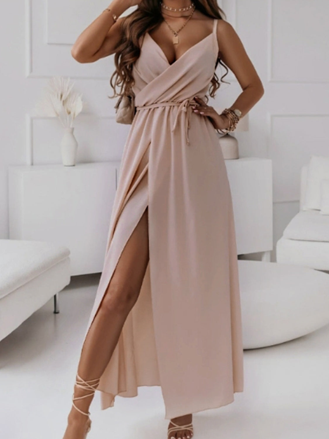 Ärmelloses Midi-Camisole-Kleid in Honiggelb mit Bindeband