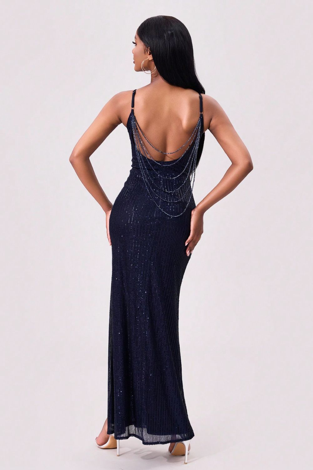 Robe longue camisole dos nu à sequins fendus