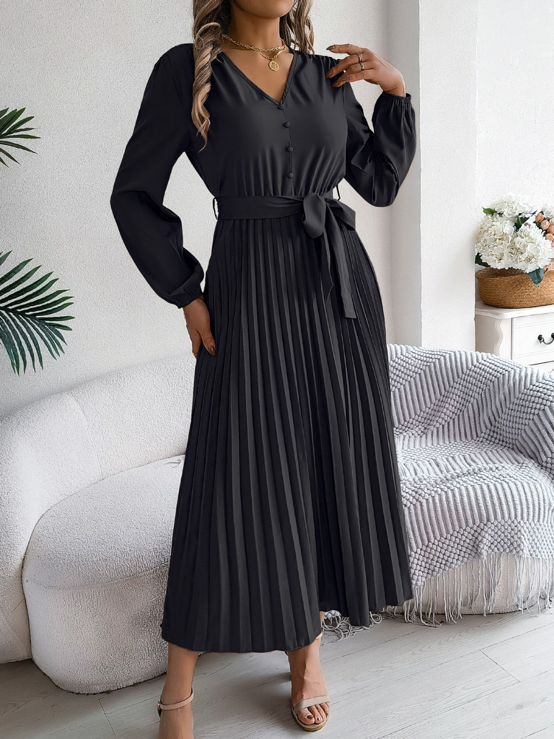 Robe plissée à manches longues et col en V