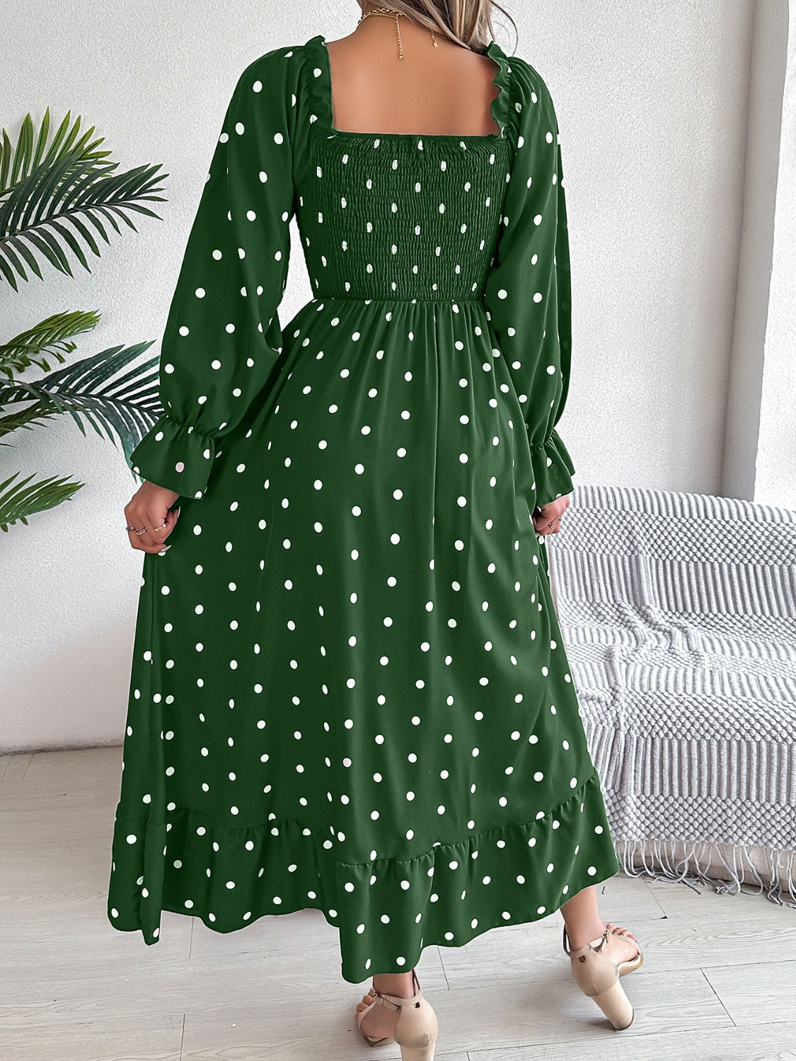 Robe mi-longue à pois et manches volantées