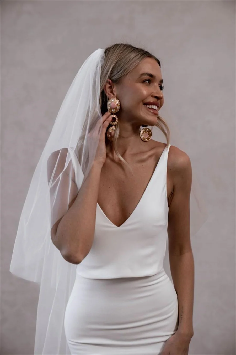 Robe de mariée sirène à col en V personnalisée – Robe de mariée en satin extensible avec dos ouvert