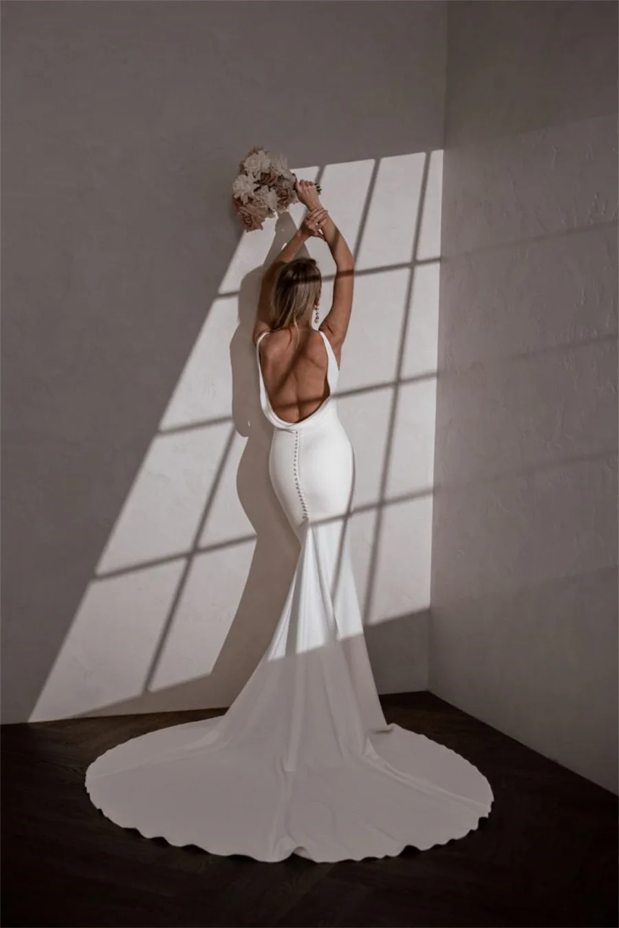 Robe de mariée sirène à col en V personnalisée – Robe de mariée en satin extensible avec dos ouvert