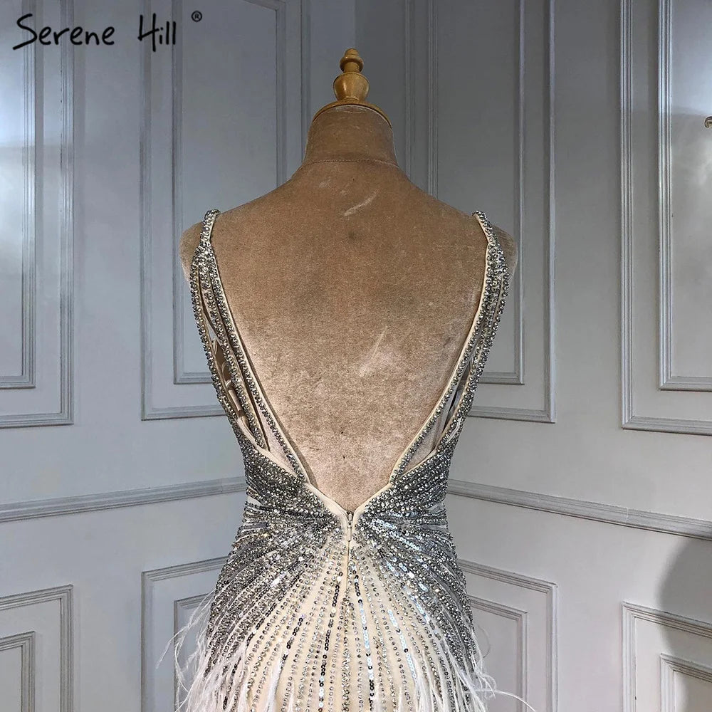 Serene Hill Beiges Abendkleid im Meerjungfrauen-Stil mit Spaghettiträgern – Schlitz, Federn und Perlen (2024 LA70623 Maßanfertigung)