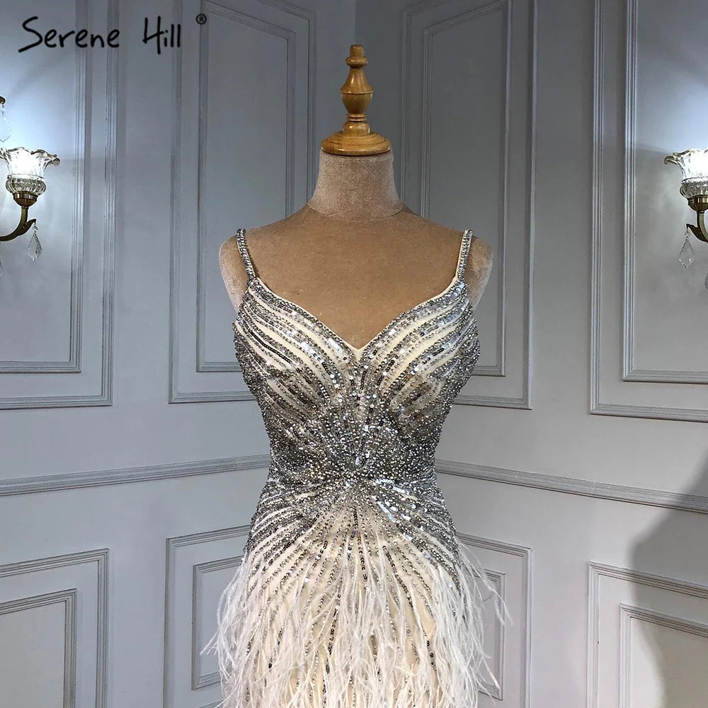 Serene Hill Beiges Abendkleid im Meerjungfrauen-Stil mit Spaghettiträgern – Schlitz, Federn und Perlen (2024 LA70623 Maßanfertigung)