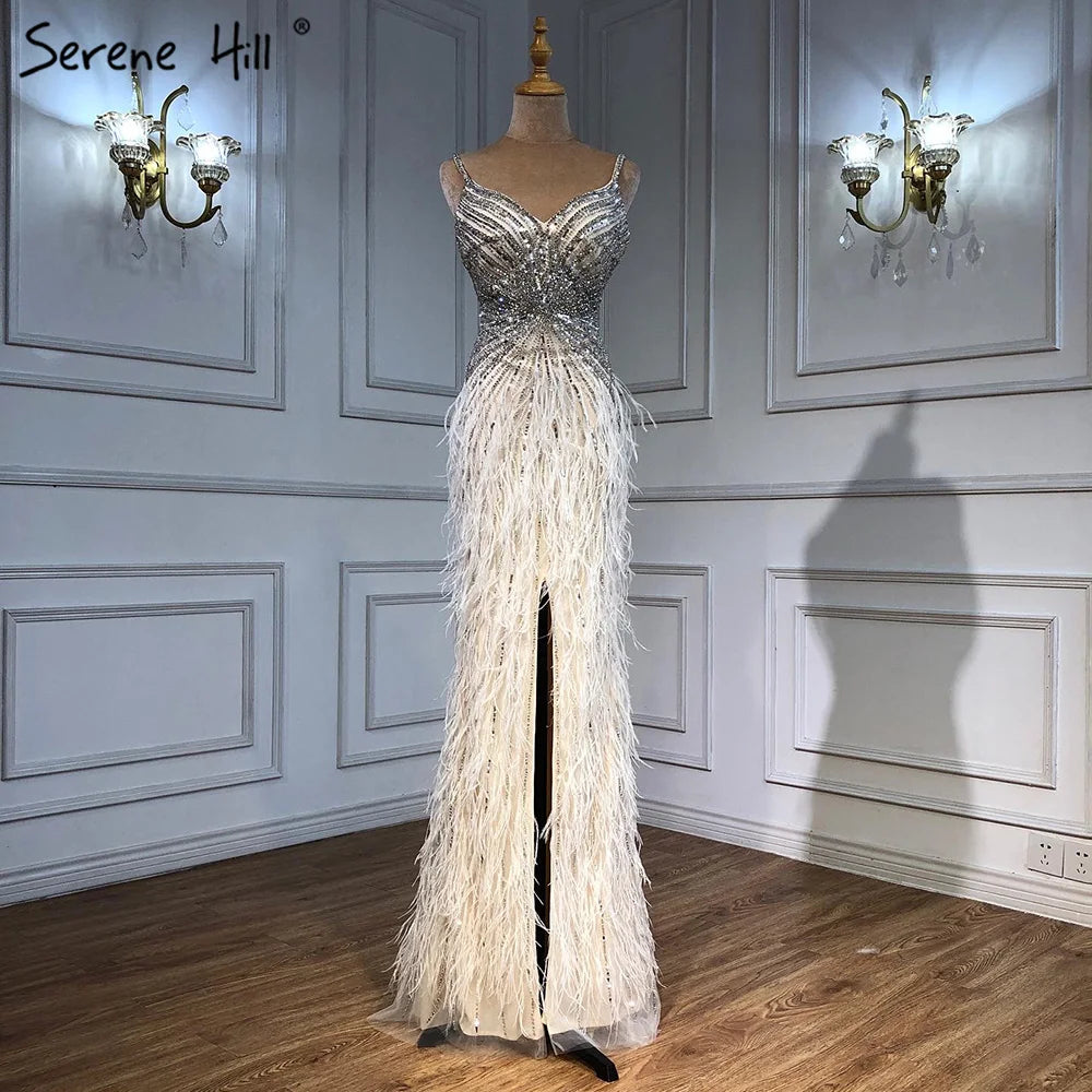 Serene Hill Beiges Abendkleid im Meerjungfrauen-Stil mit Spaghettiträgern – Schlitz, Federn und Perlen (2024 LA70623 Maßanfertigung)