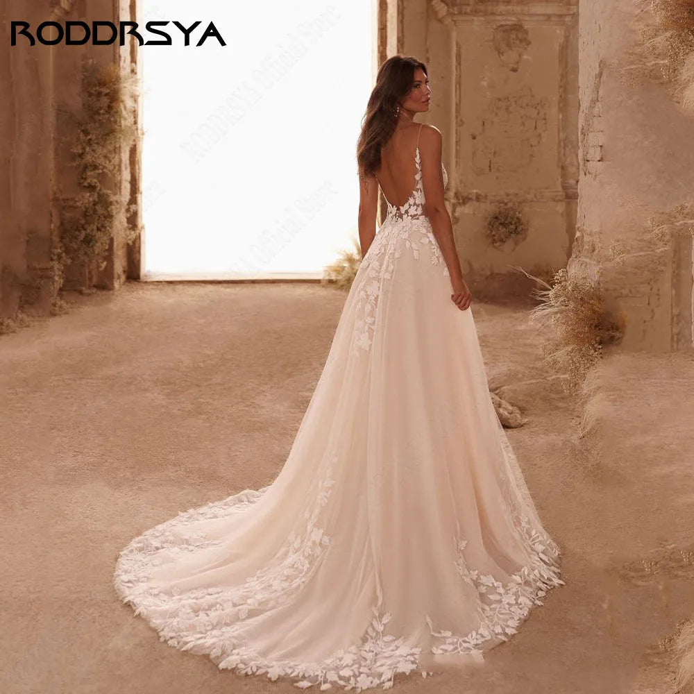 Robe de mariée pailletée à bretelles spaghetti – Robe de mariée bohème dos nu à col en V avec appliques et traîne