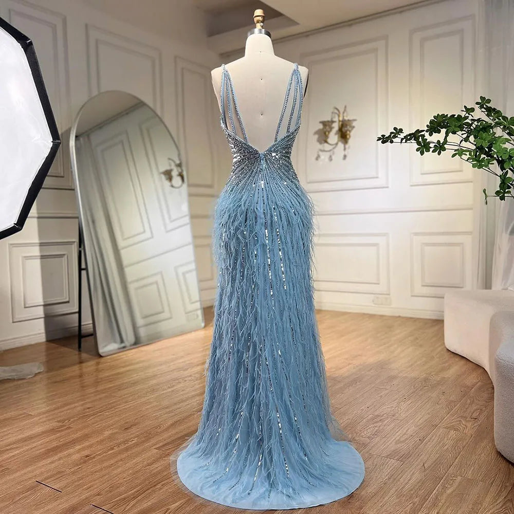 Serene Hill Beiges Abendkleid im Meerjungfrauen-Stil mit Spaghettiträgern – Schlitz, Federn und Perlen (2024 LA70623 Maßanfertigung)