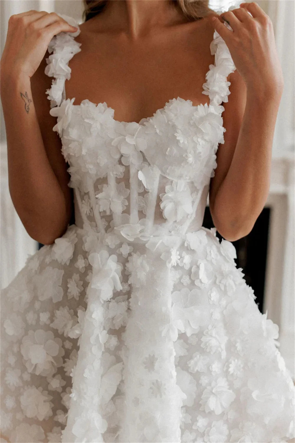 Robe de mariée courte en dentelle à deux bretelles moderne – Robe de mariée florale sur mesure