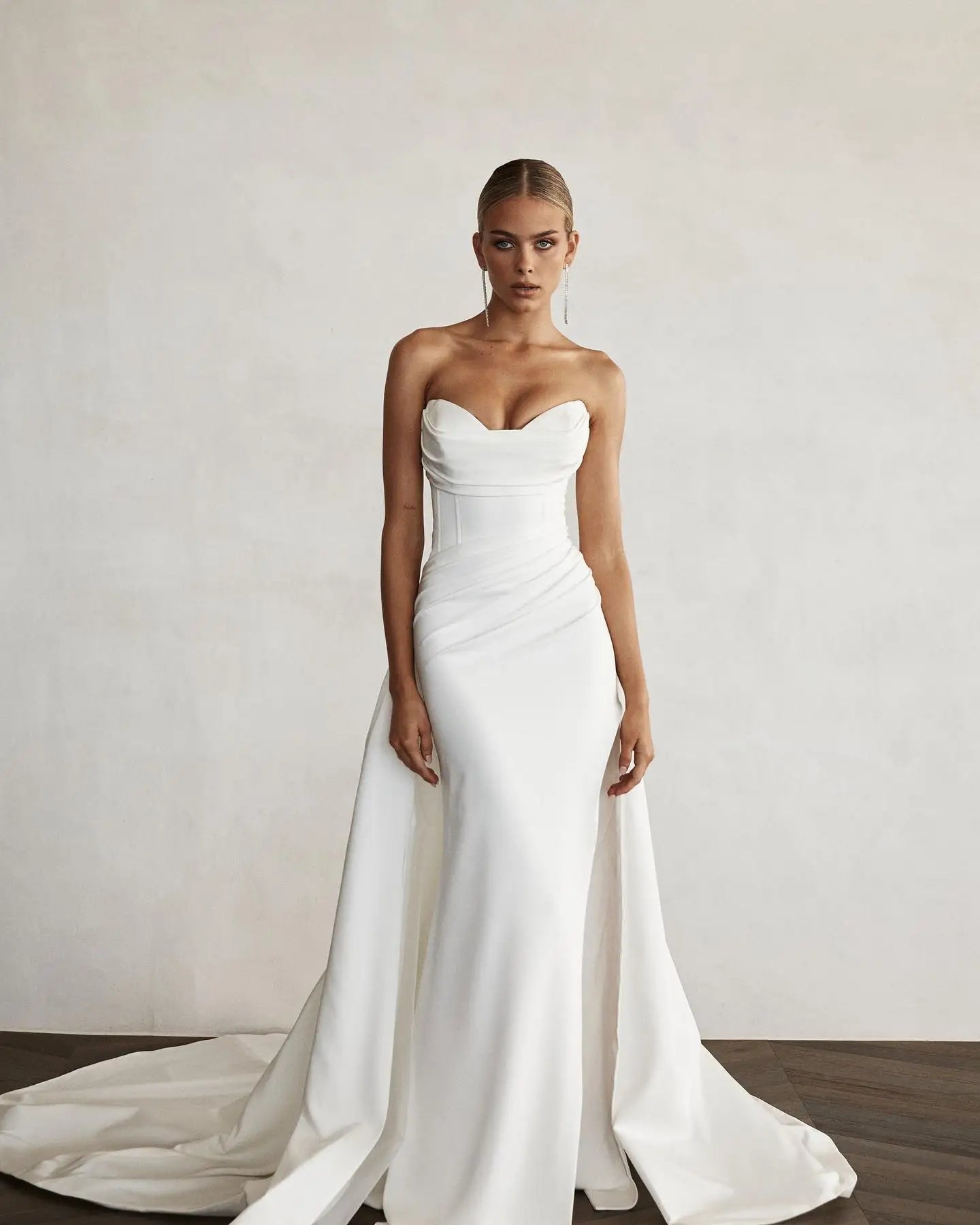 Robe de mariée sirène moderne – Robe de mariée en cœur fendue sur le devant avec traîne à balayage, style bohème sur mesure