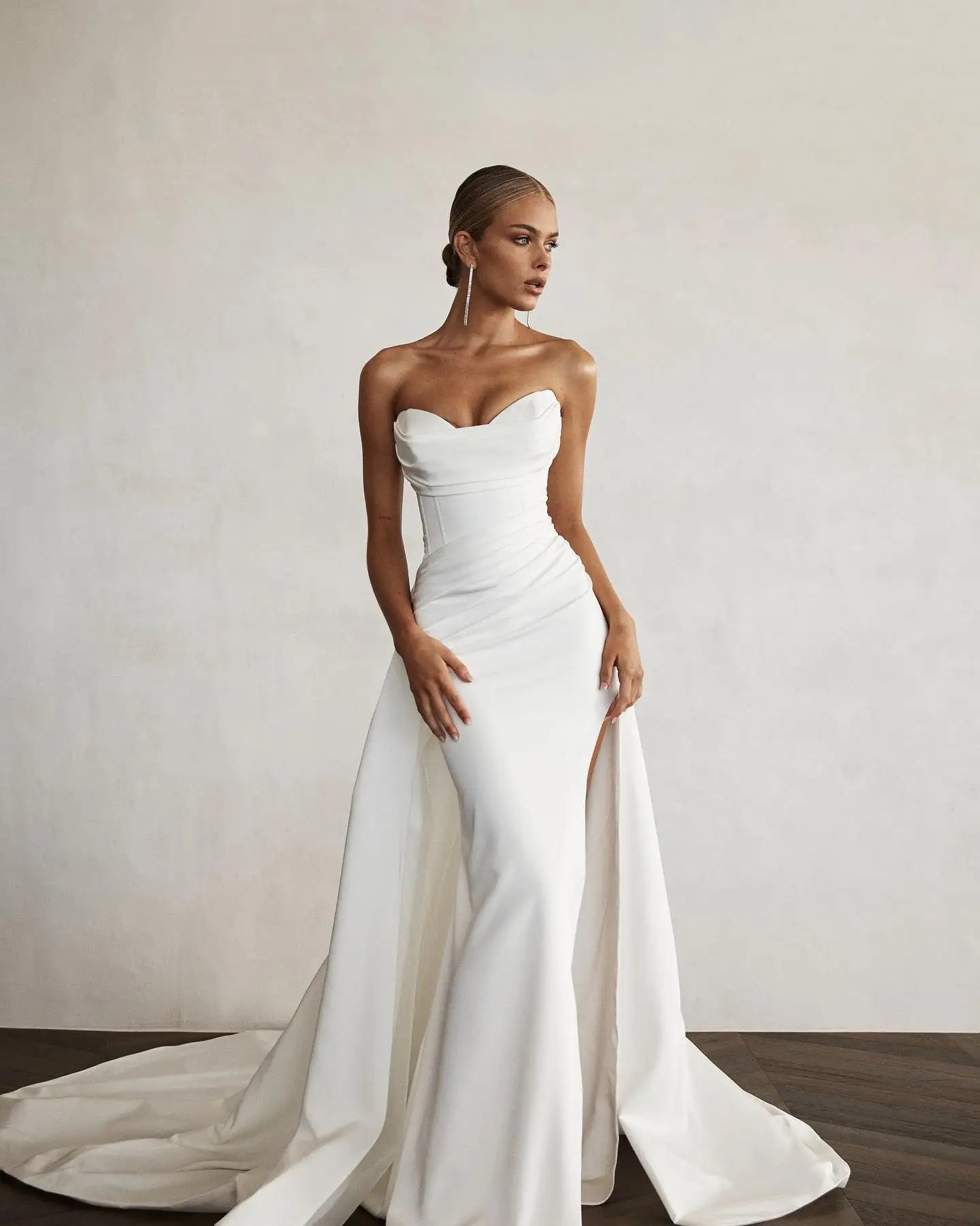 Robe de mariée sirène moderne – Robe de mariée en cœur fendue sur le devant avec traîne à balayage, style bohème sur mesure