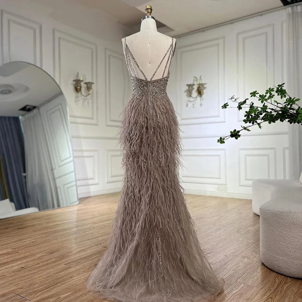 Serene Hill Beiges Abendkleid im Meerjungfrauen-Stil mit Spaghettiträgern – Schlitz, Federn und Perlen (2024 LA70623 Maßanfertigung)