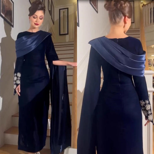 Individuell gestaltetes A-Linien-Kleid aus Velours – mit Perlen verziertes, drapiertes Ball- und Abendkleid mit Rundhalsausschnitt