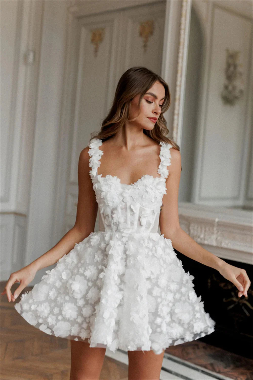 Robe de mariée courte en dentelle à deux bretelles moderne – Robe de mariée florale sur mesure