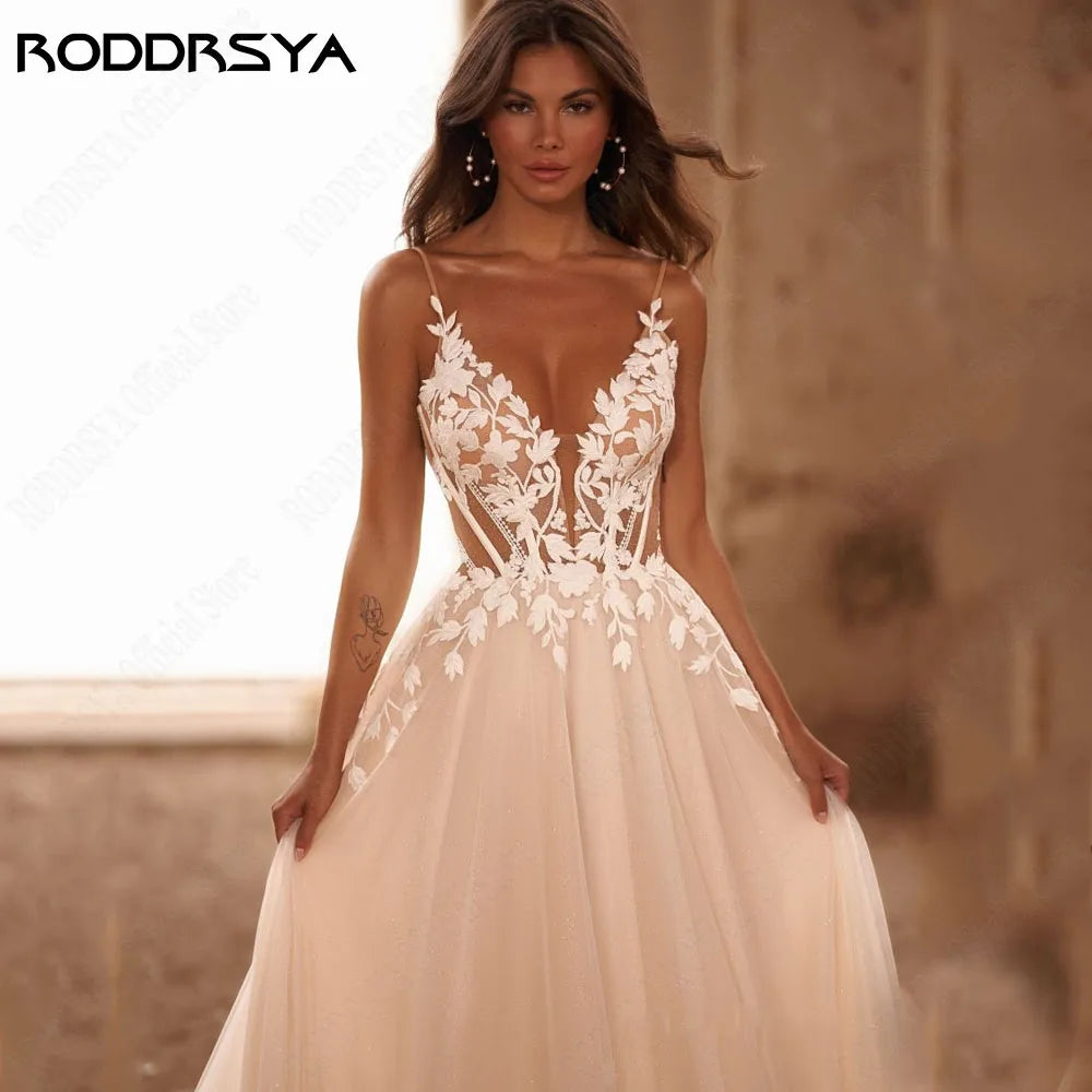 Robe de mariée pailletée à bretelles spaghetti – Robe de mariée bohème dos nu à col en V avec appliques et traîne