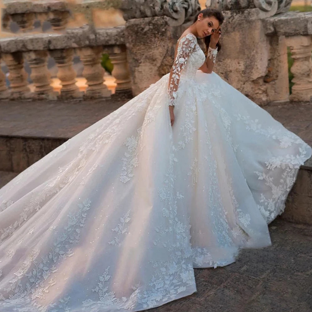 Robe de mariée élégante 2023 – Robe de mariée en dentelle à manches longues et col en V avec dos nu et motif princesse