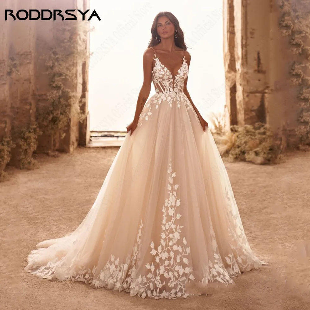 Robe de mariée pailletée à bretelles spaghetti – Robe de mariée bohème dos nu à col en V avec appliques et traîne