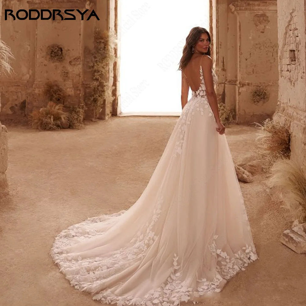 Robe de mariée pailletée à bretelles spaghetti – Robe de mariée bohème dos nu à col en V avec appliques et traîne