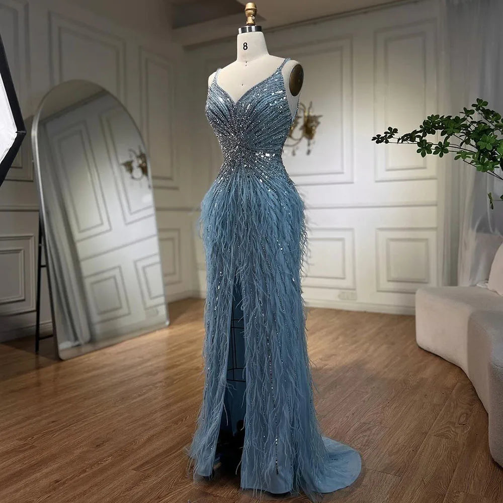 Serene Hill Beiges Abendkleid im Meerjungfrauen-Stil mit Spaghettiträgern – Schlitz, Federn und Perlen (2024 LA70623 Maßanfertigung)