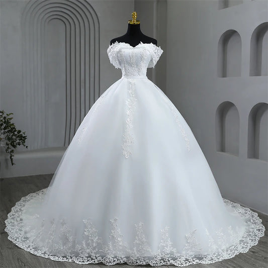 Schulterfreies weißes Brautkleid in Übergröße – Elegantes Brautkleid mit langer Schleppe, Applikationen und Perlen