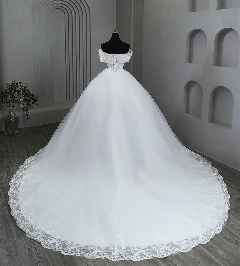 Schulterfreies weißes Brautkleid in Übergröße – Elegantes Brautkleid mit langer Schleppe, Applikationen und Perlen