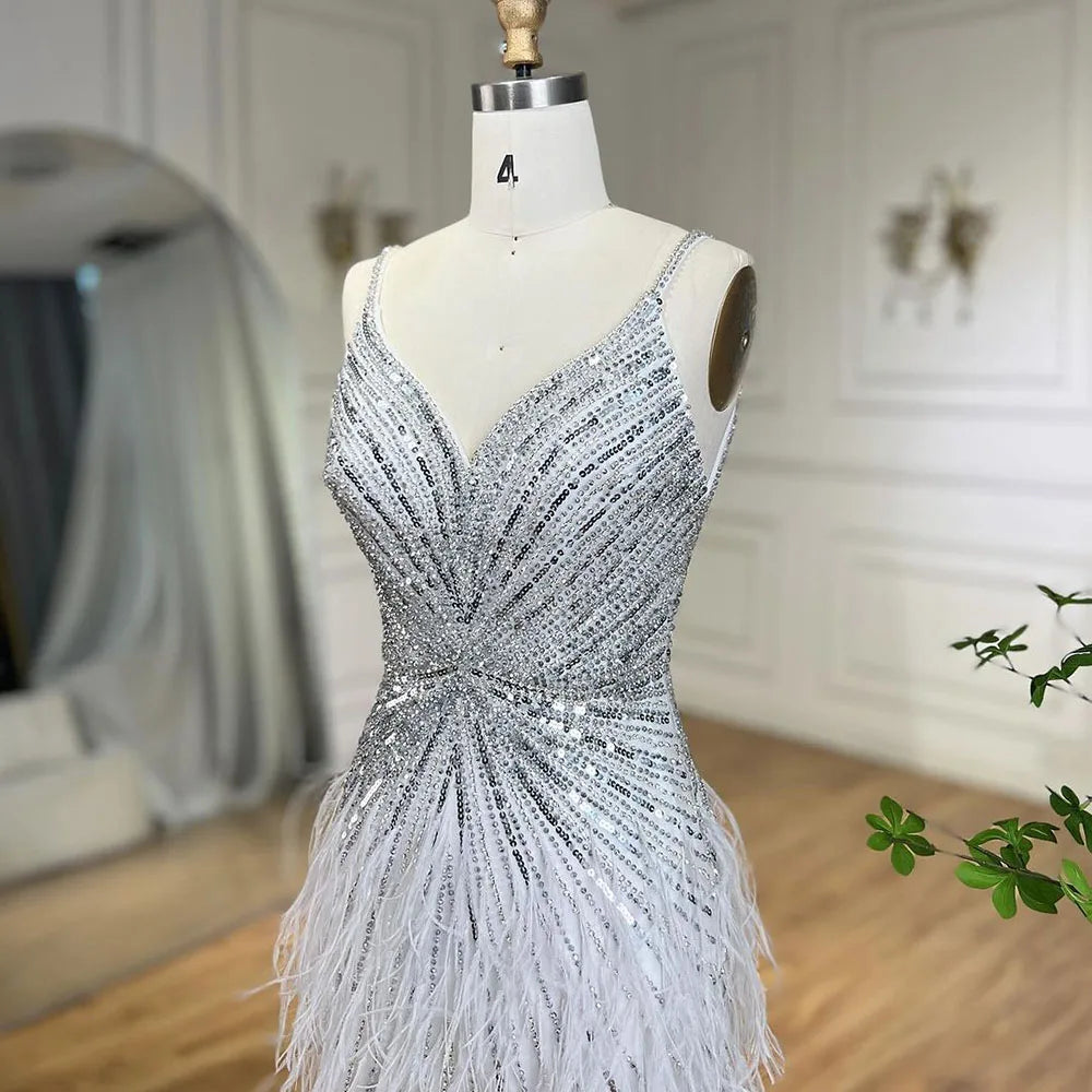 Serene Hill Beiges Abendkleid im Meerjungfrauen-Stil mit Spaghettiträgern – Schlitz, Federn und Perlen (2024 LA70623 Maßanfertigung)