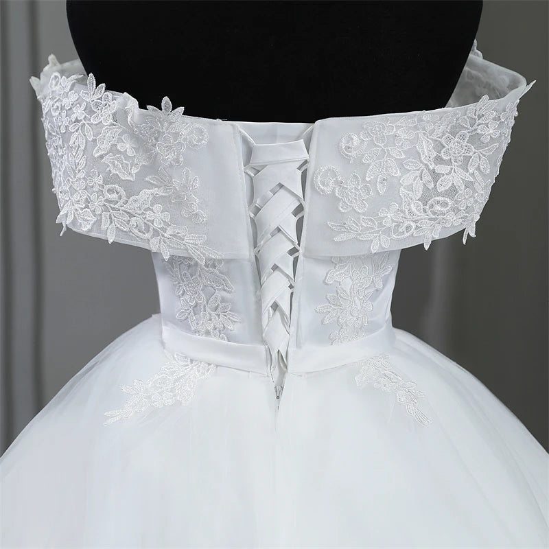 Schulterfreies weißes Brautkleid in Übergröße – Elegantes Brautkleid mit langer Schleppe, Applikationen und Perlen