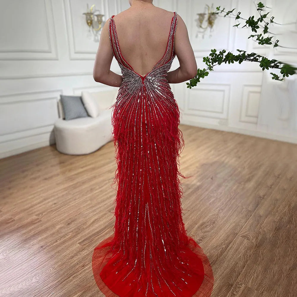 Serene Hill Beiges Abendkleid im Meerjungfrauen-Stil mit Spaghettiträgern – Schlitz, Federn und Perlen (2024 LA70623 Maßanfertigung)