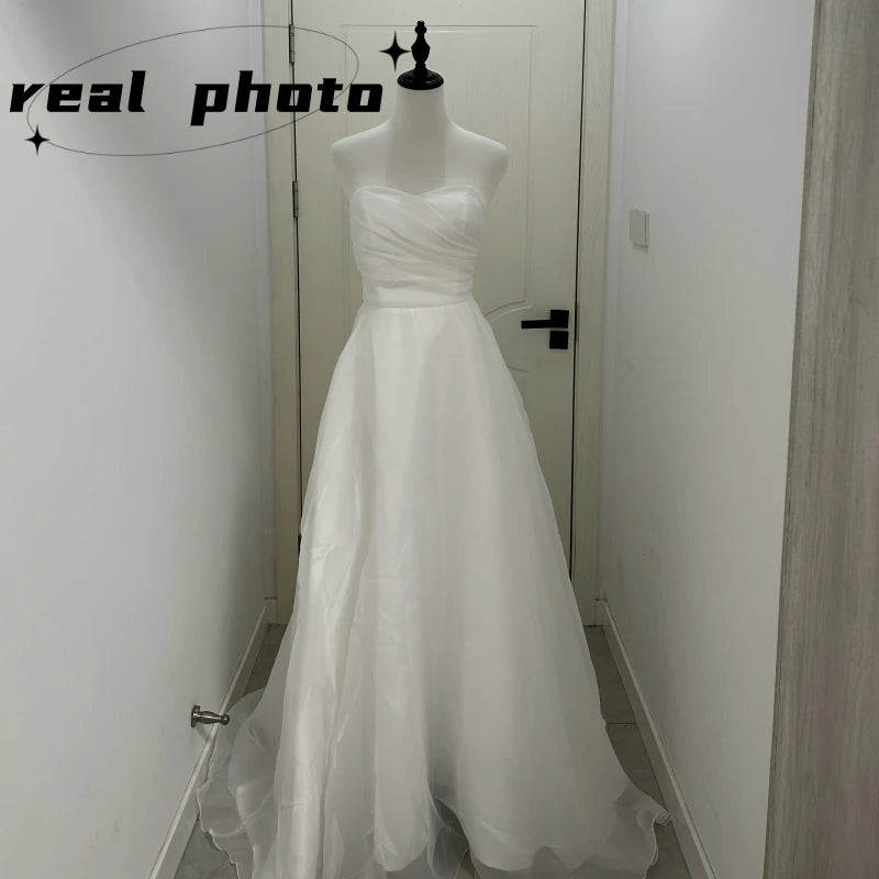 Individuelles trägerloses A-Linien-Brautkleid – Elegantes ärmelloses Brautkleid mit Schnürung am Rücken und kleiner Schleppe