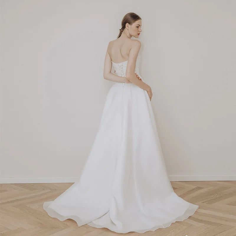 Robe de mariée bustier en A personnalisée – Robe de mariée élégante sans manches avec dos lacé et petite traîne