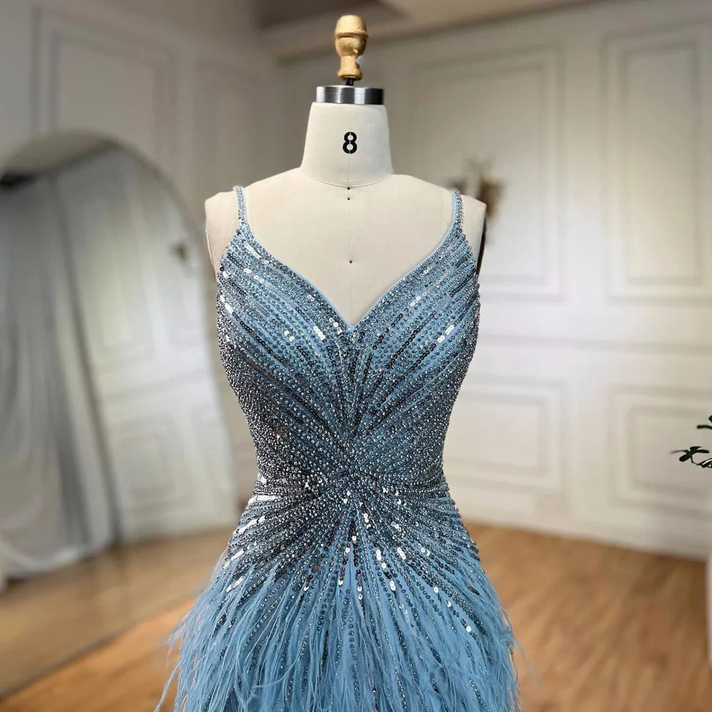 Serene Hill Beiges Abendkleid im Meerjungfrauen-Stil mit Spaghettiträgern – Schlitz, Federn und Perlen (2024 LA70623 Maßanfertigung)