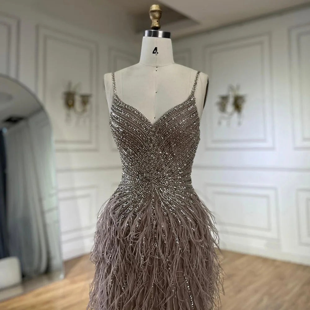 Serene Hill Beiges Abendkleid im Meerjungfrauen-Stil mit Spaghettiträgern – Schlitz, Federn und Perlen (2024 LA70623 Maßanfertigung)